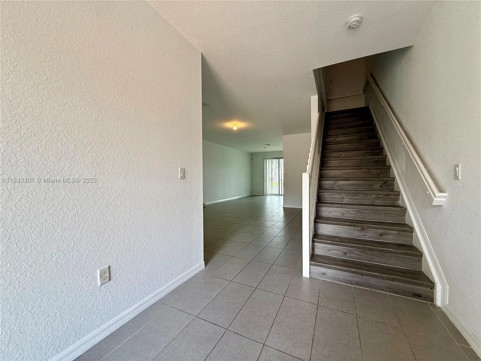 1075 NW 33rd Mnr