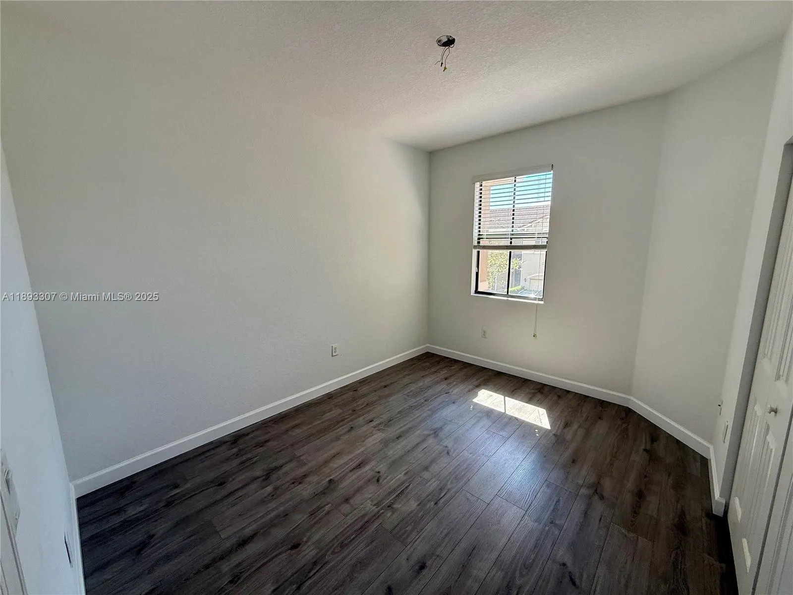 1075 NW 33rd Mnr