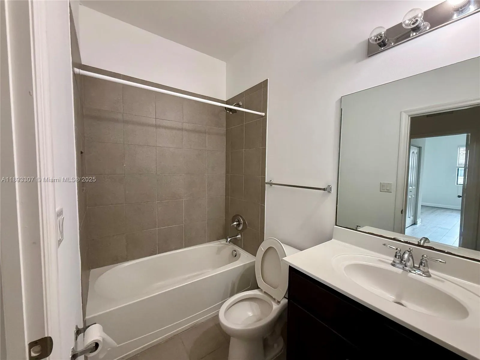 1075 NW 33rd Mnr