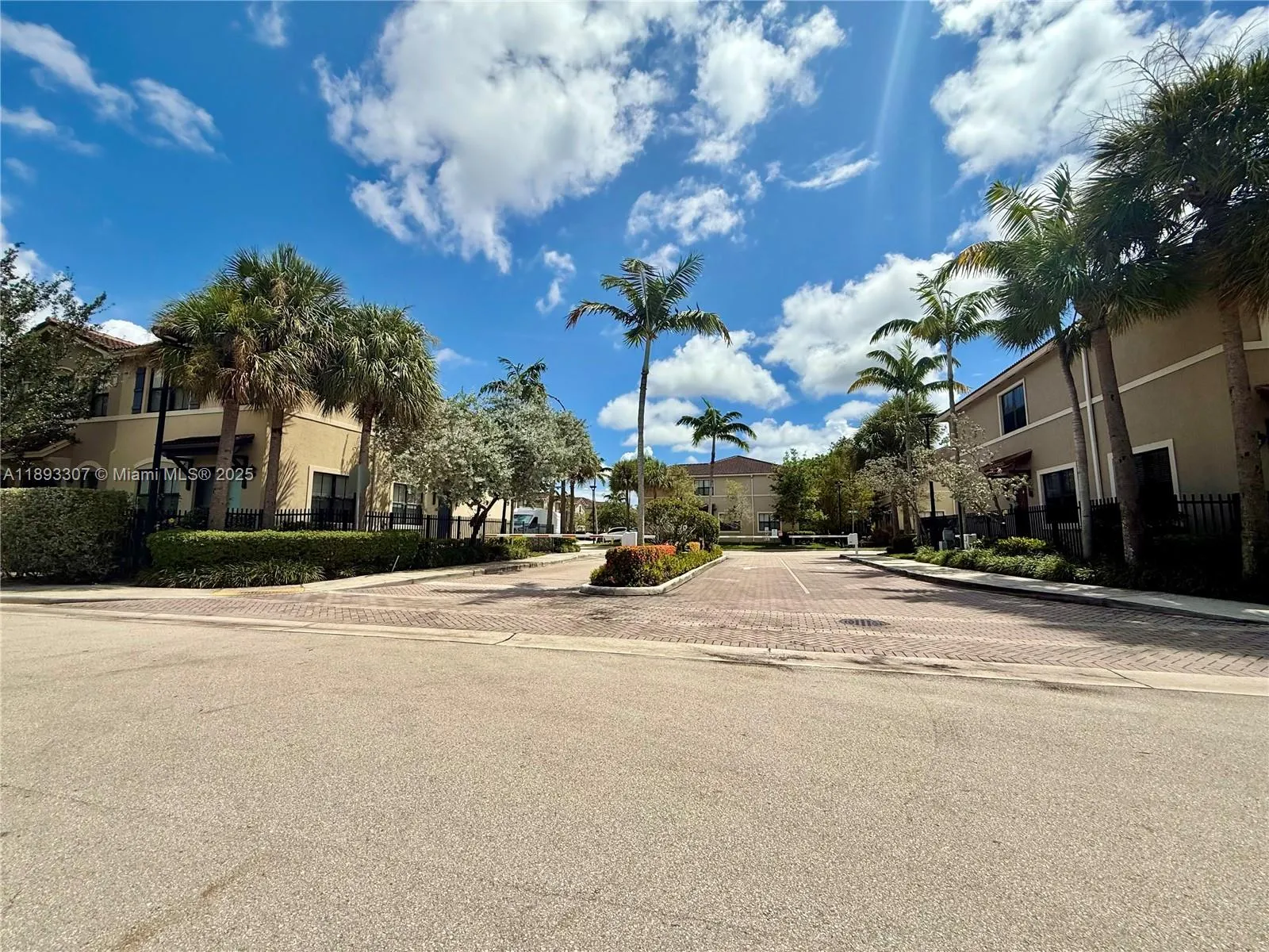 1075 NW 33rd Mnr