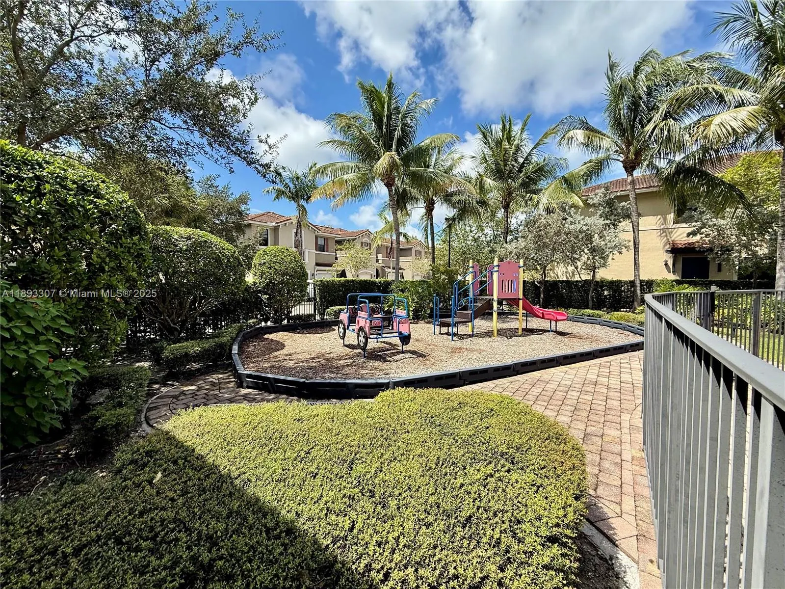 1075 NW 33rd Mnr