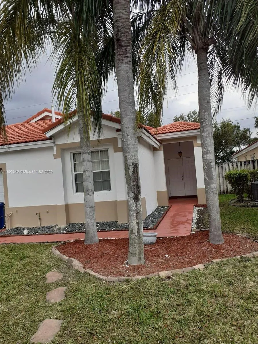 32 Gables Blvd