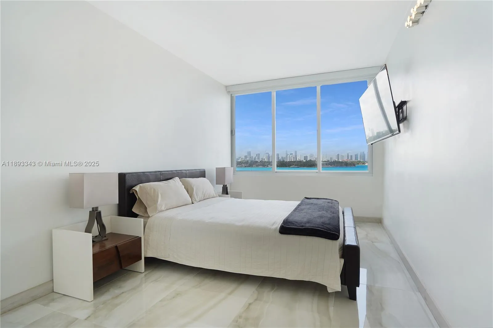 1000 West Ave, #417