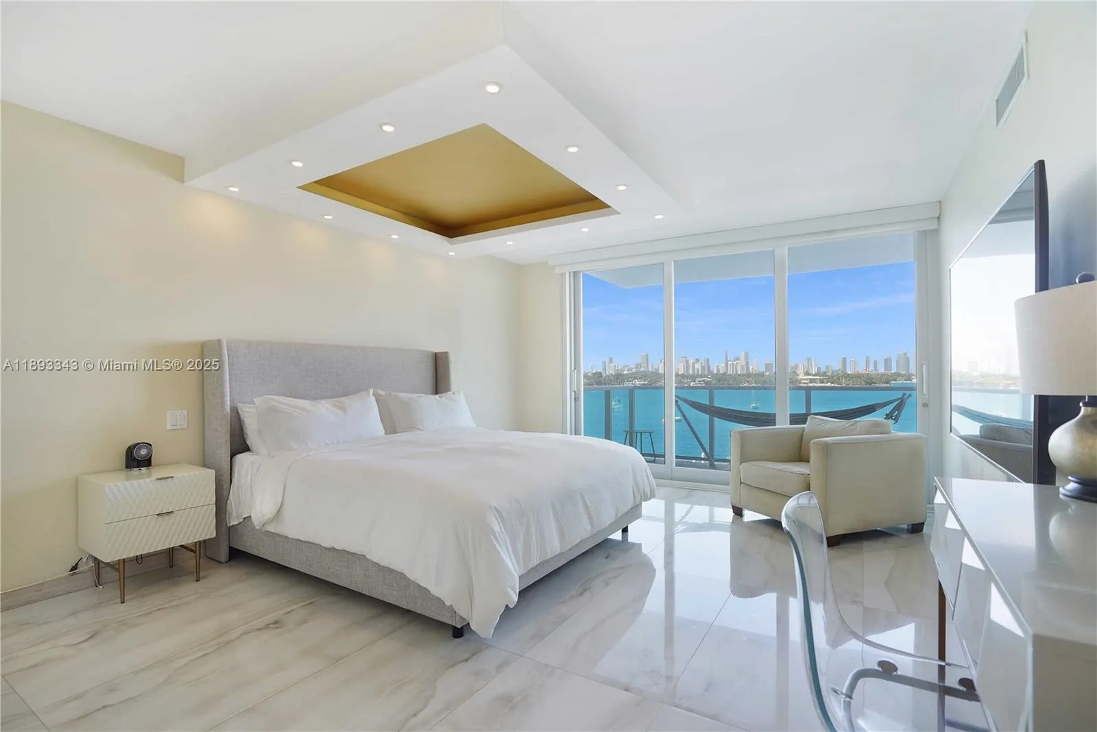 1000 West Ave, #417