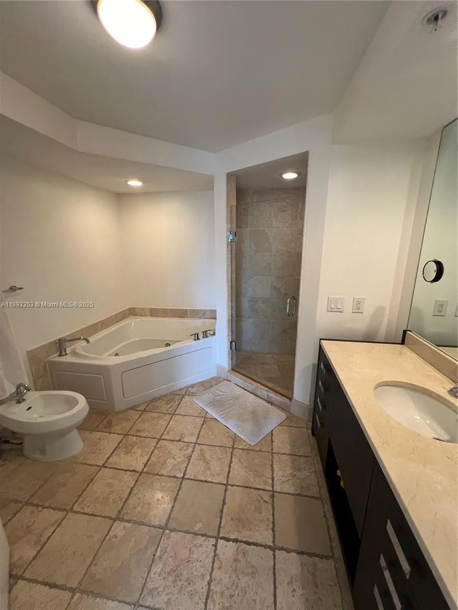 18201 Collins Ave, #908