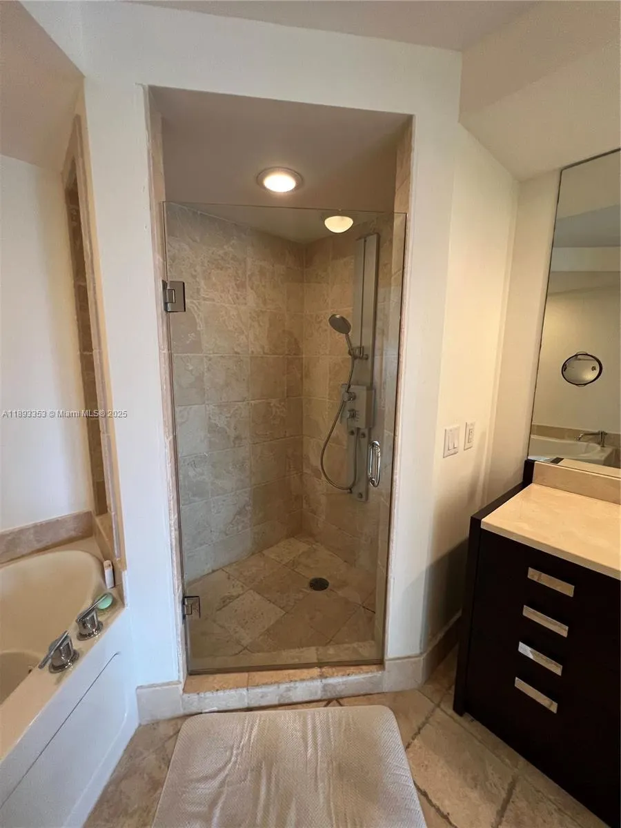 18201 Collins Ave, #908