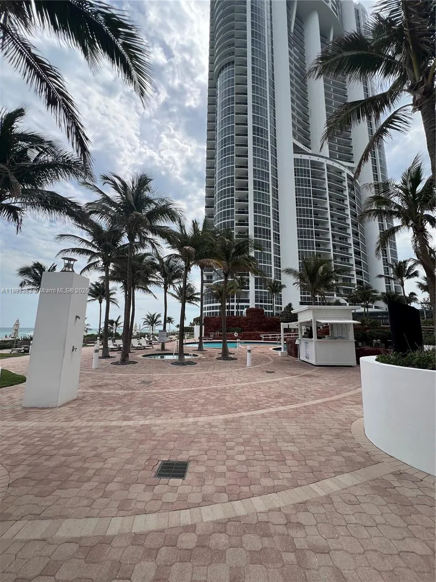 18201 Collins Ave, #908