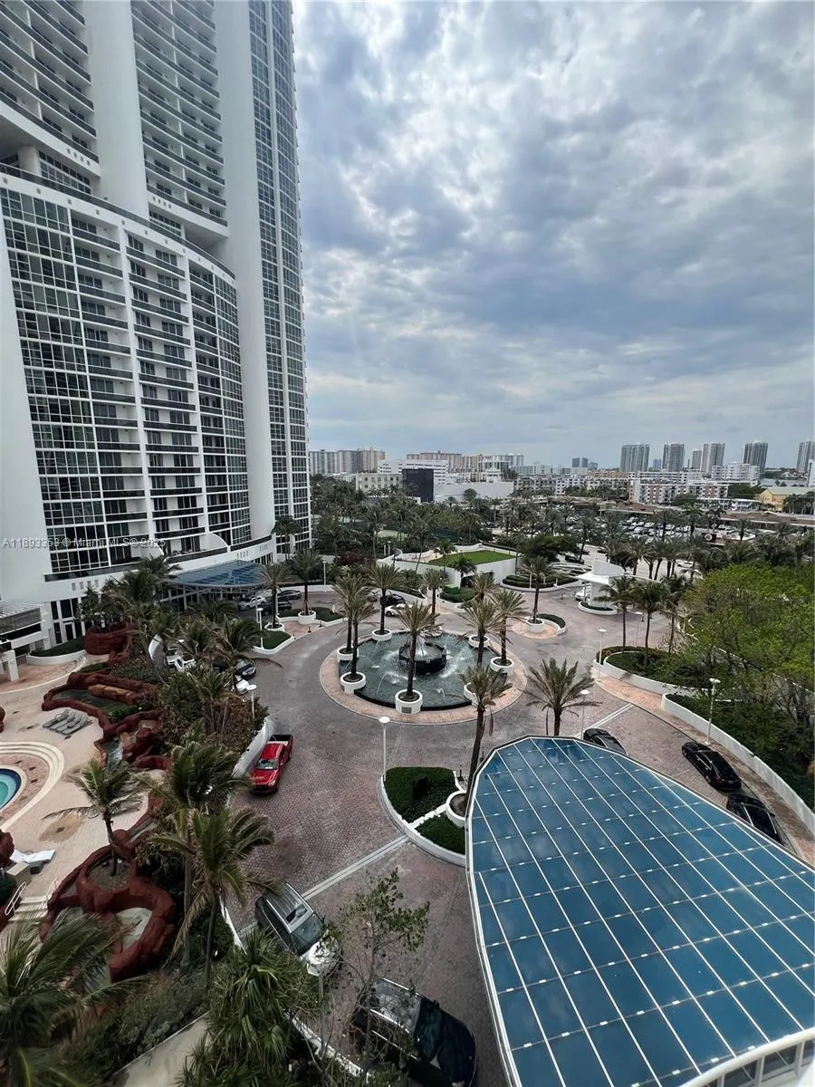 18201 Collins Ave, #908