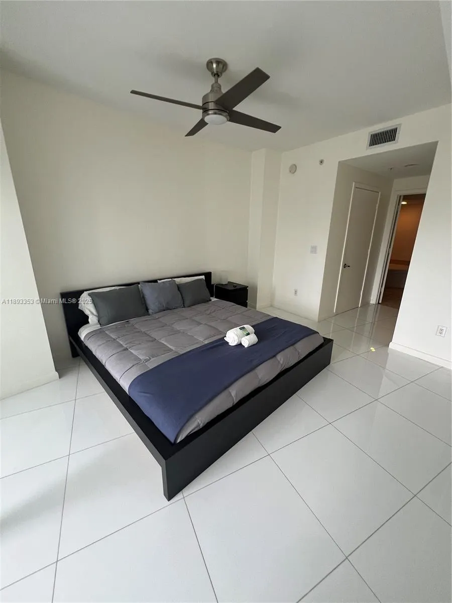 18201 Collins Ave, #908