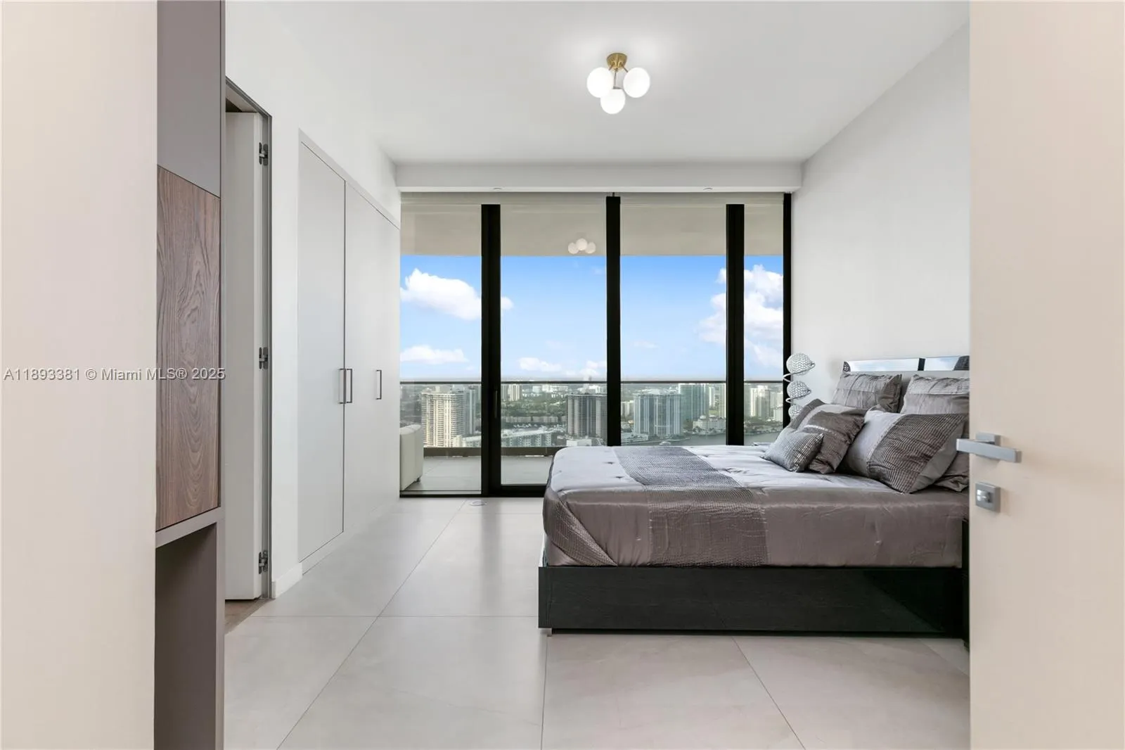 18975 Collins Ave, #3402