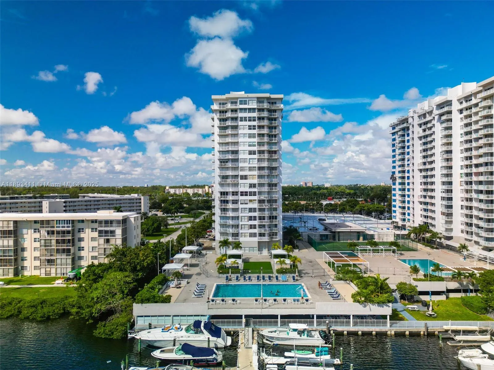 18011 Biscayne Blvd, #902