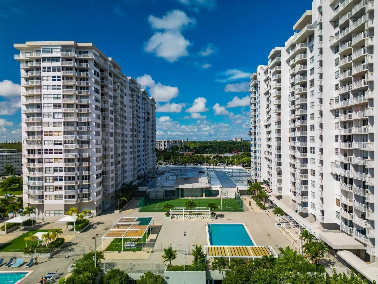18011 Biscayne Blvd, #902