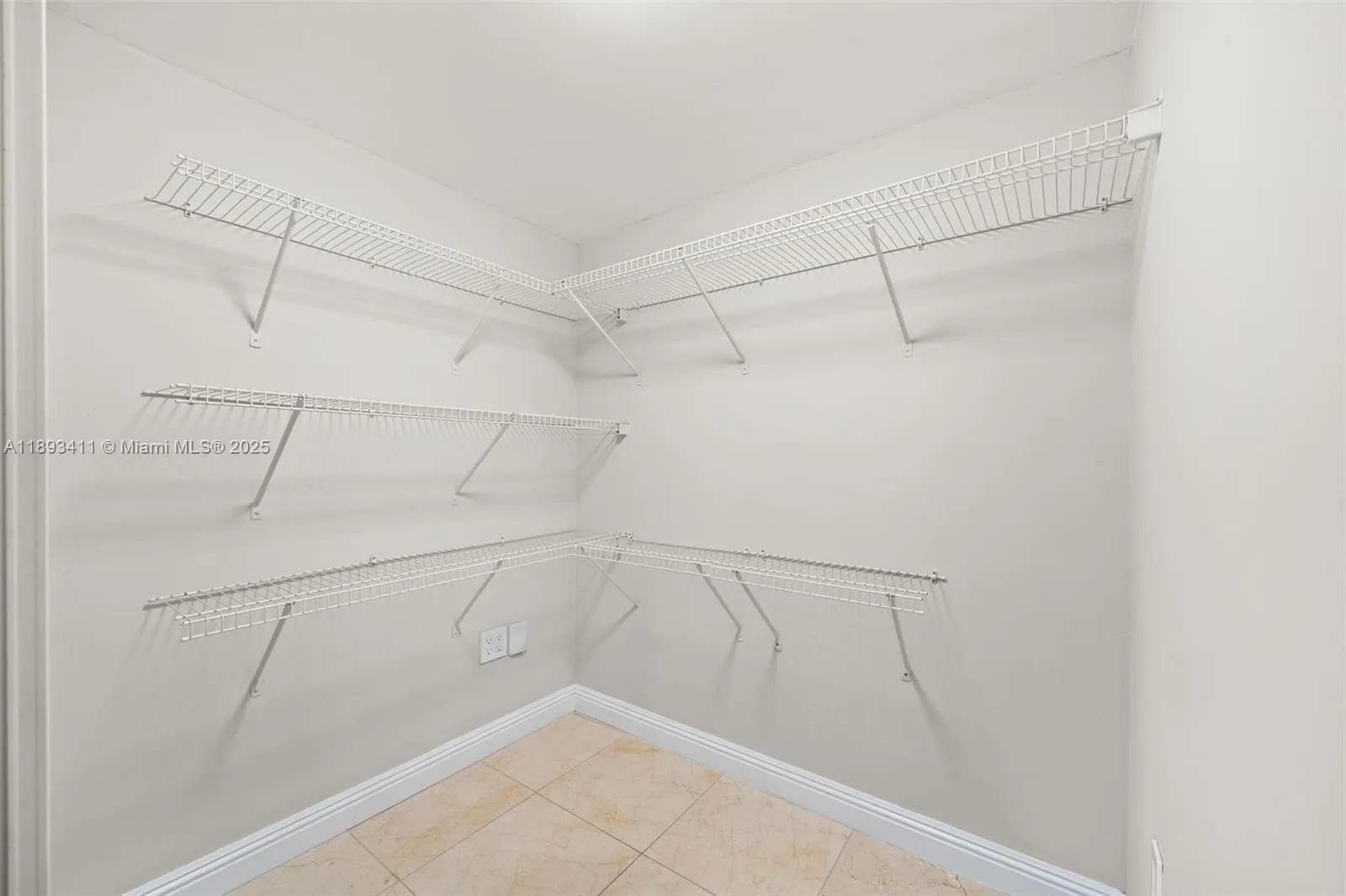 18011 Biscayne Blvd, #902