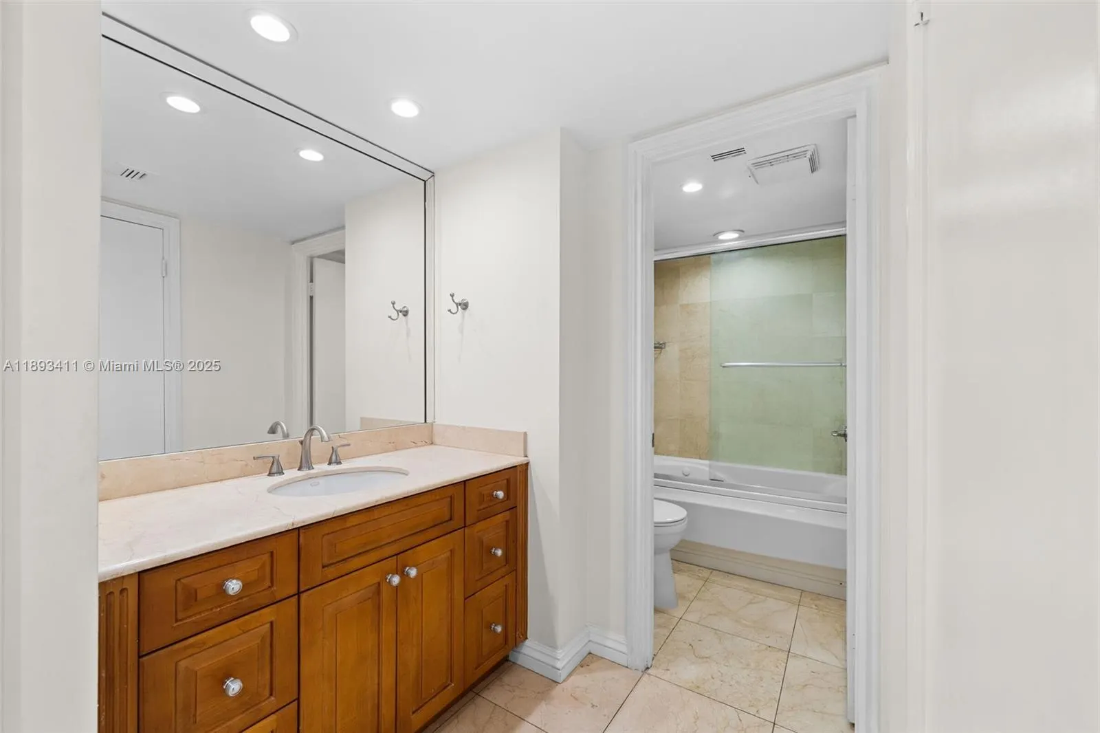 18011 Biscayne Blvd, #902