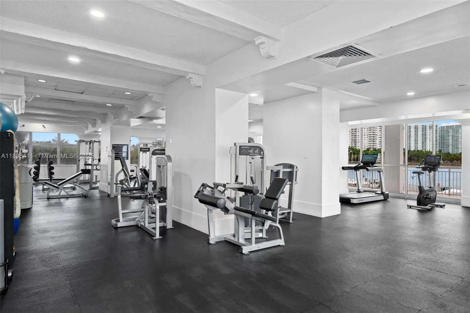 18011 Biscayne Blvd, #902