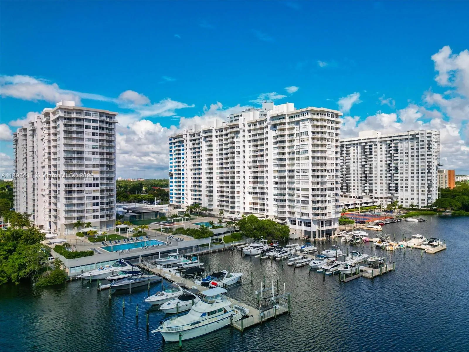 18011 Biscayne Blvd, #902