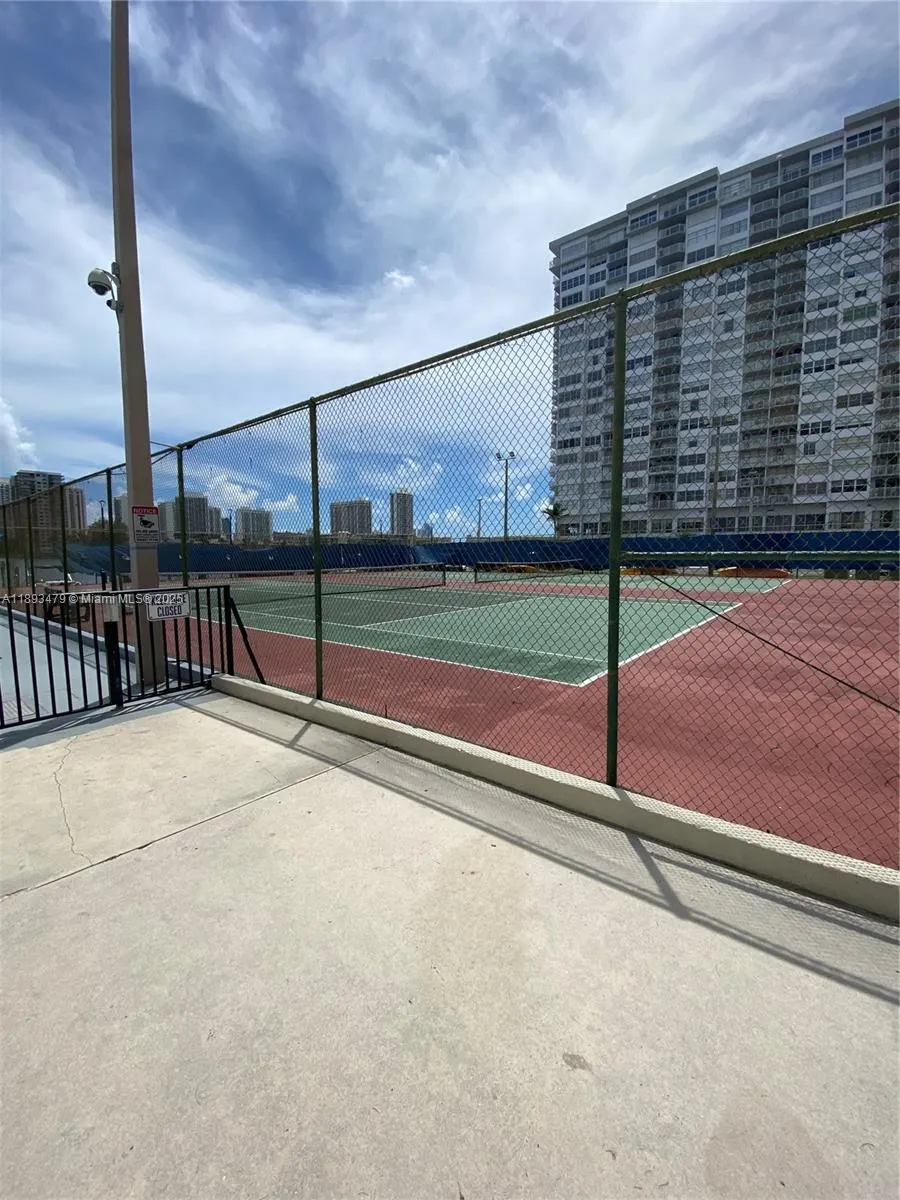 2780 NE 183rd St, #909