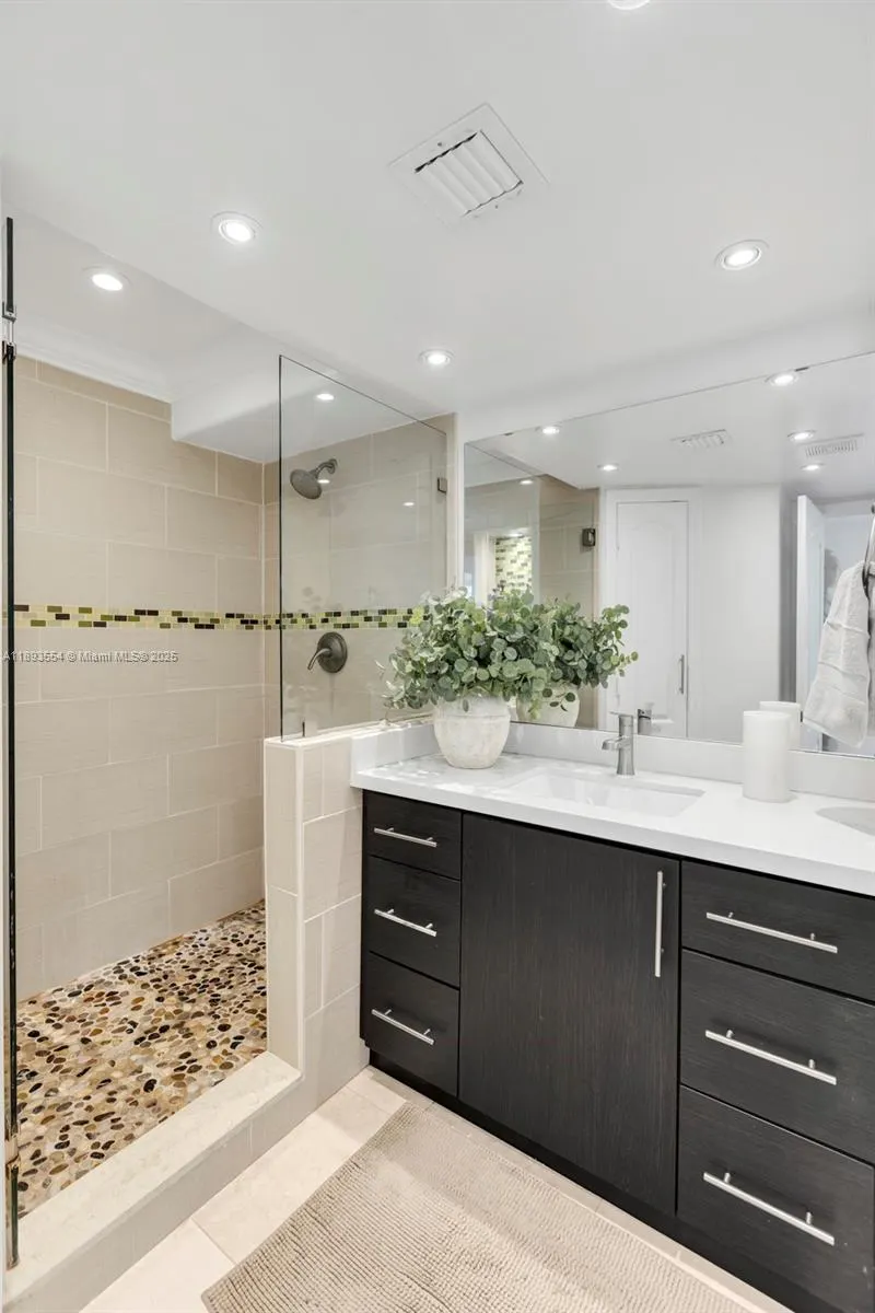 7135 Collins Ave, #1126