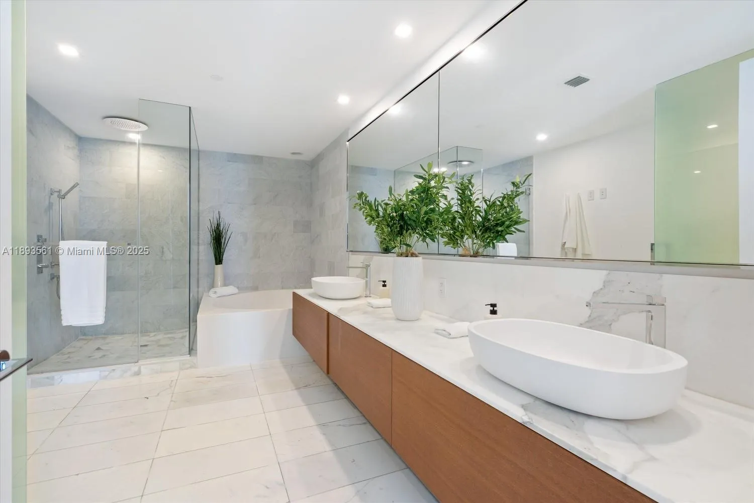 10203 Collins Ave, #1502