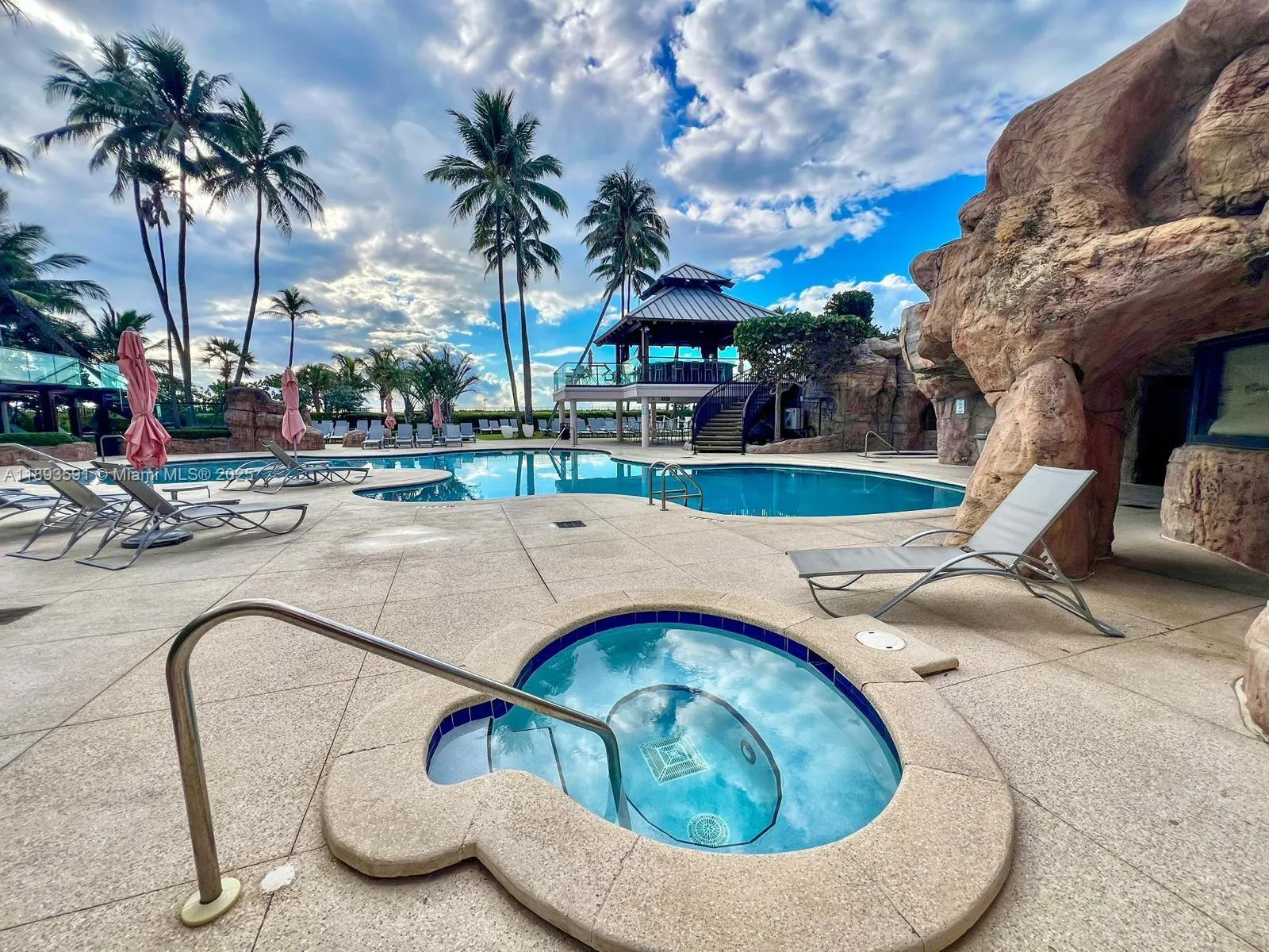 5225 Collins Ave, #517