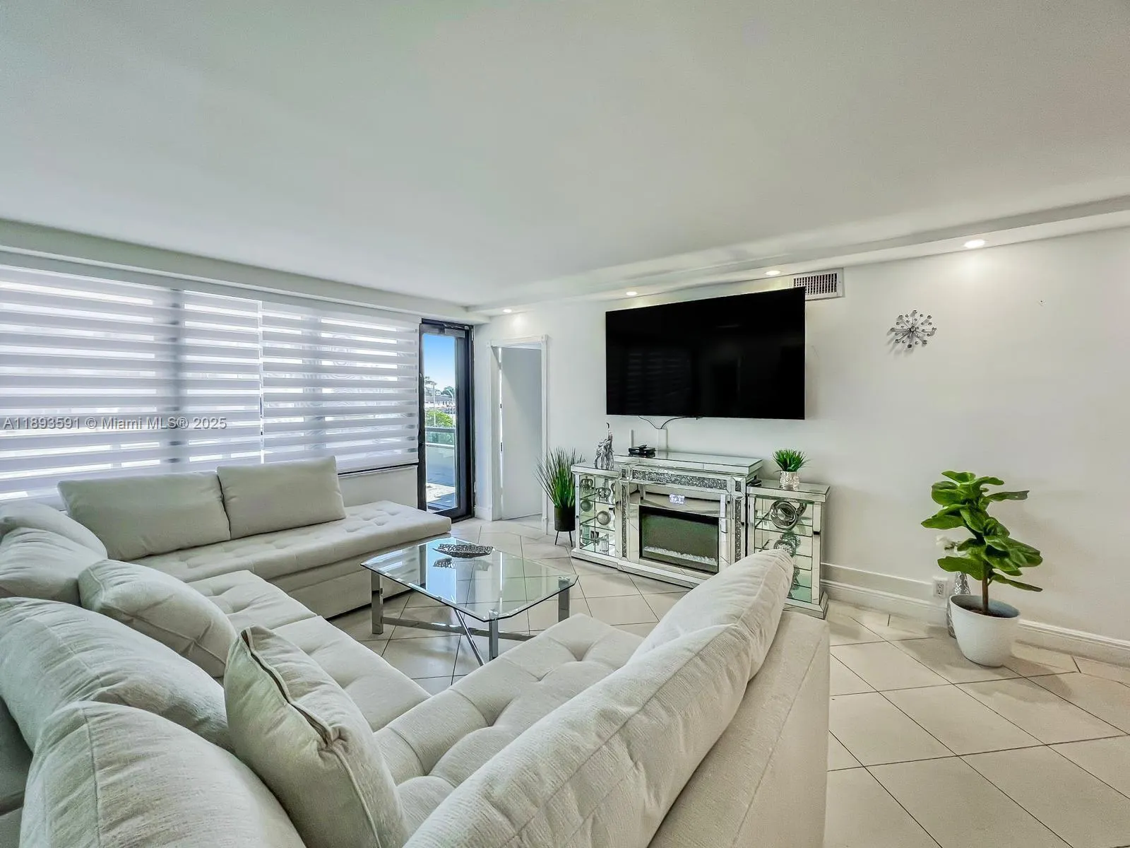 5225 Collins Ave, #517