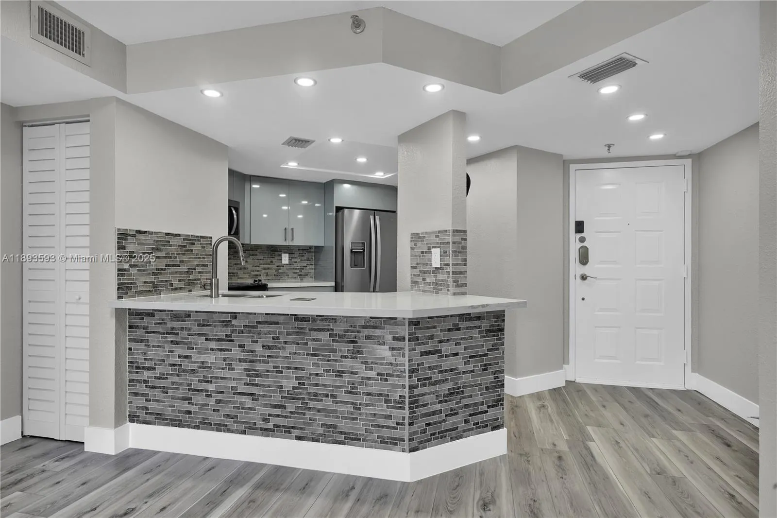 5880 Collins Ave, #403