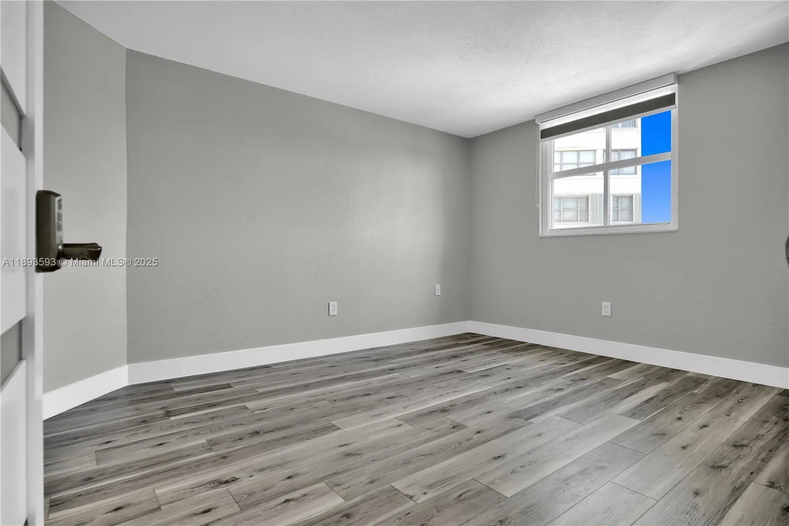 5880 Collins Ave, #403