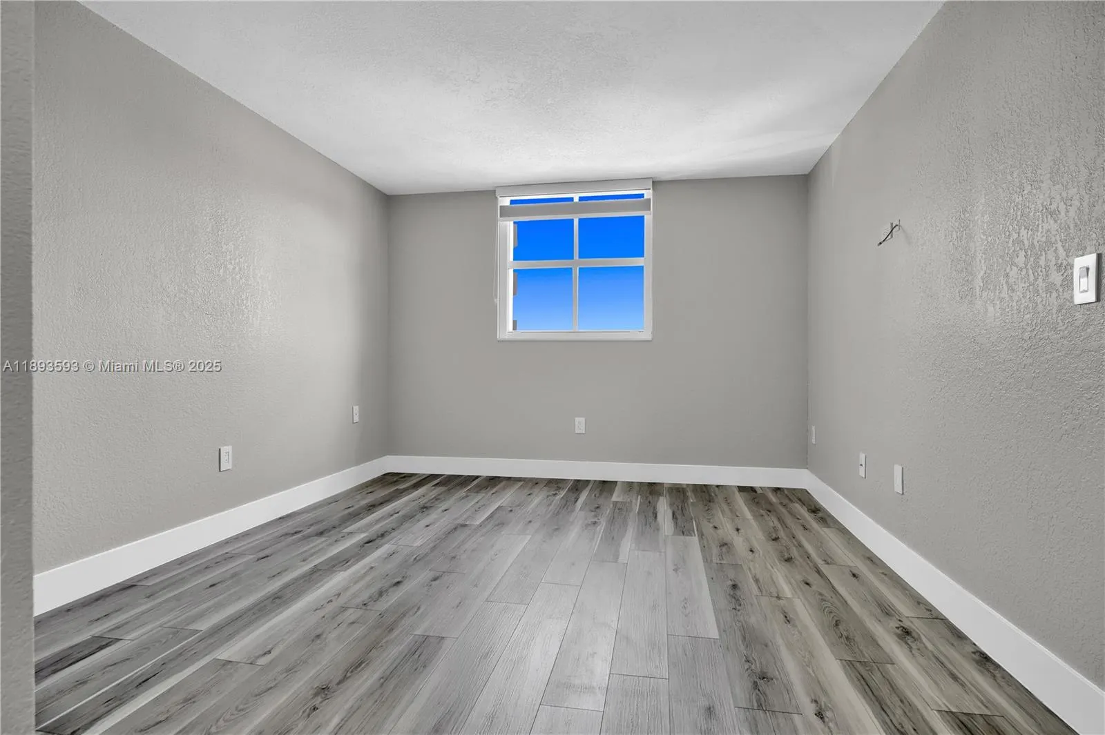 5880 Collins Ave, #403