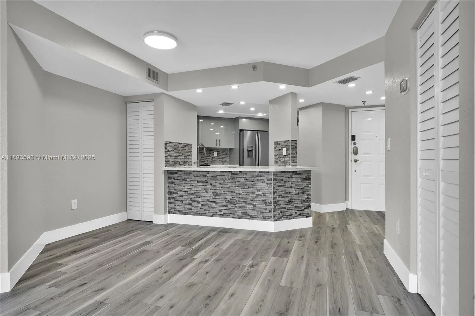 5880 Collins Ave, #403