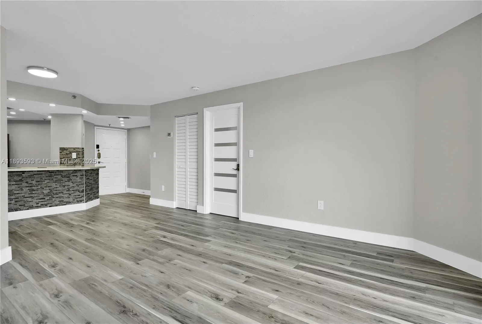 5880 Collins Ave, #403