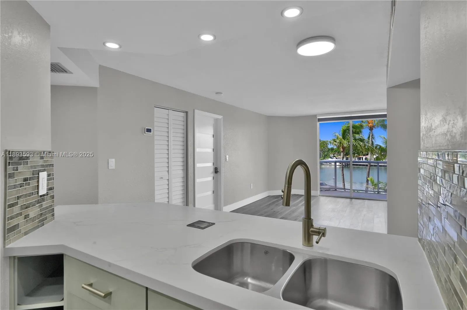 5880 Collins Ave, #403