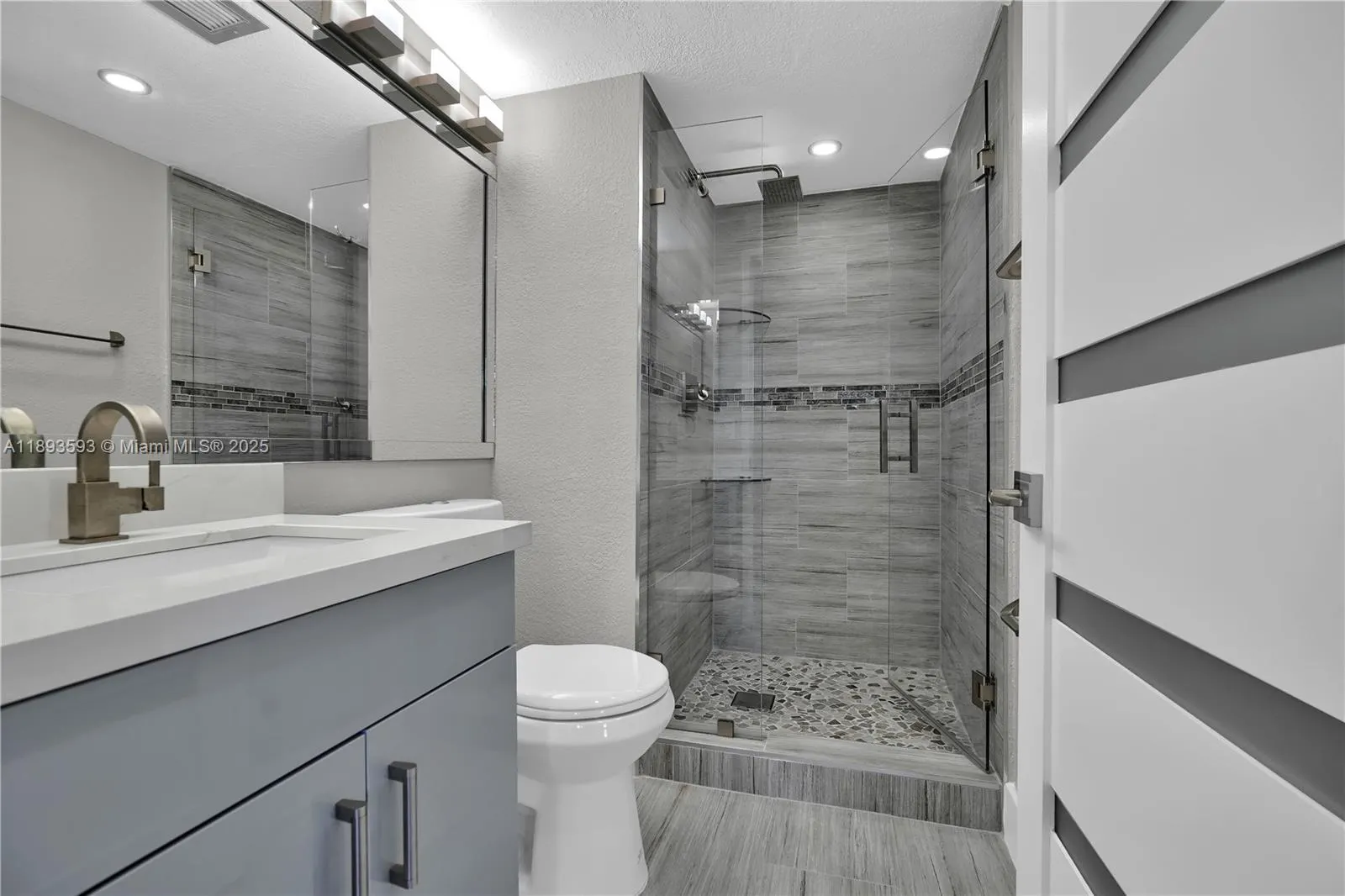 5880 Collins Ave, #403