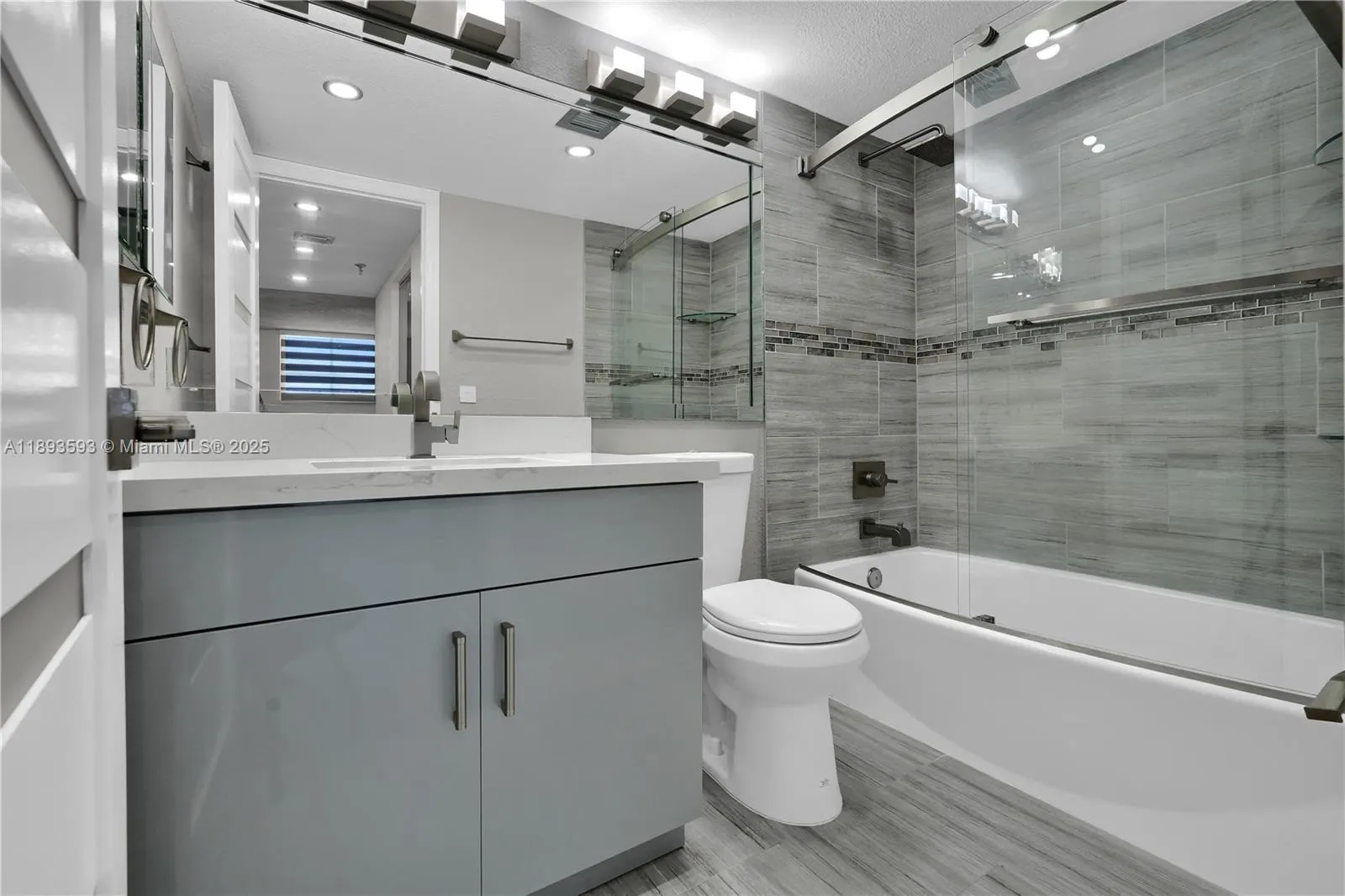 5880 Collins Ave, #403
