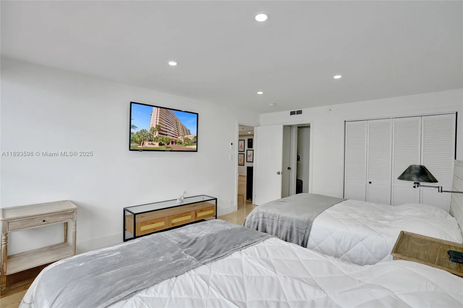 5225 Collins Ave, #1411
