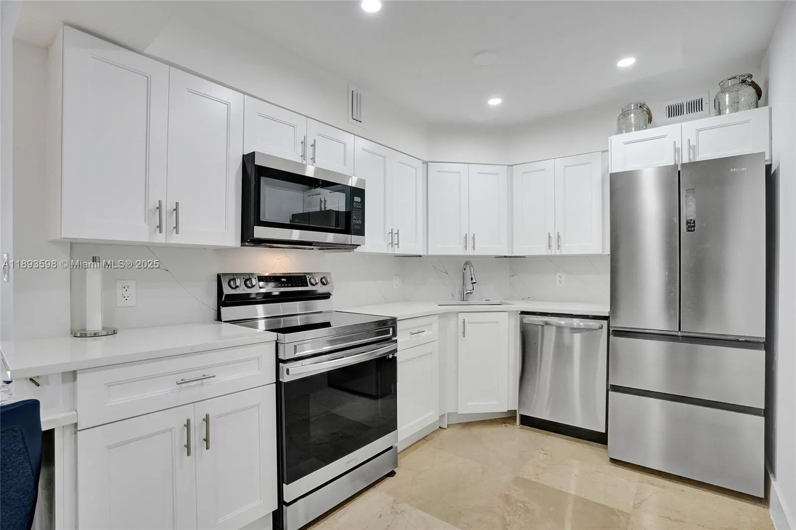 5225 Collins Ave, #1411