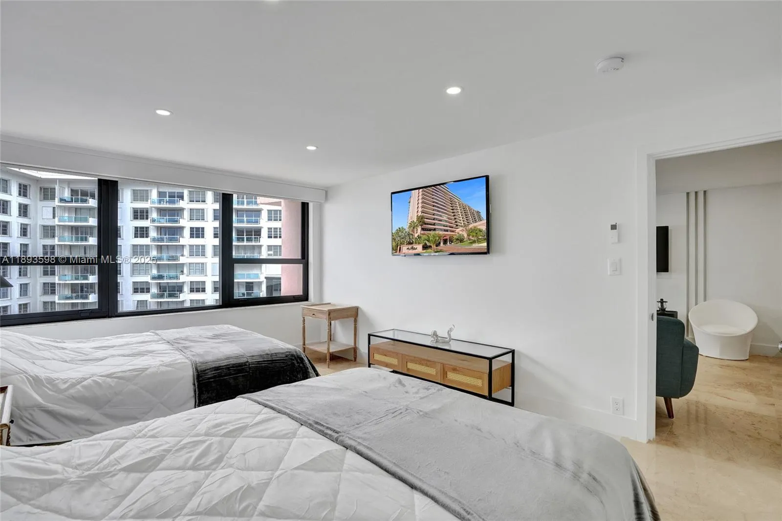 5225 Collins Ave, #1411