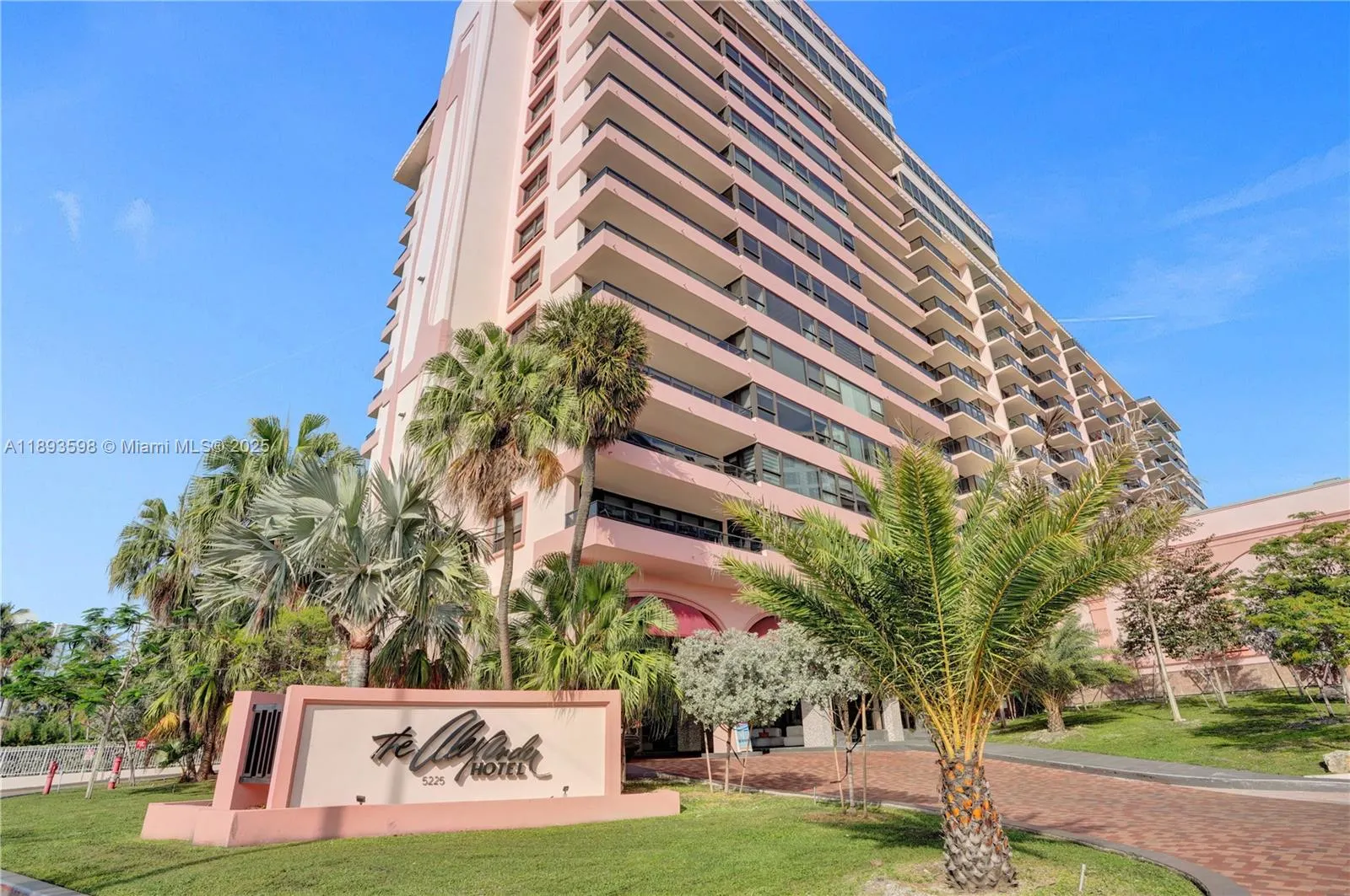 5225 Collins Ave, #1411