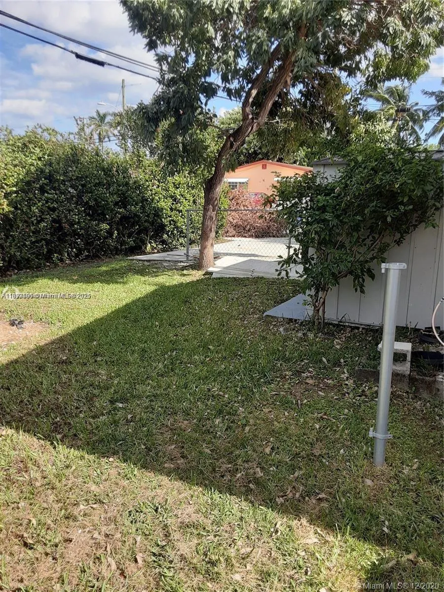 412 SW 10 St