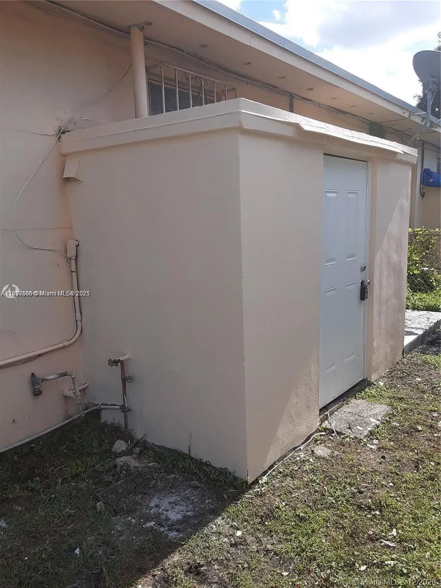 412 SW 10 St