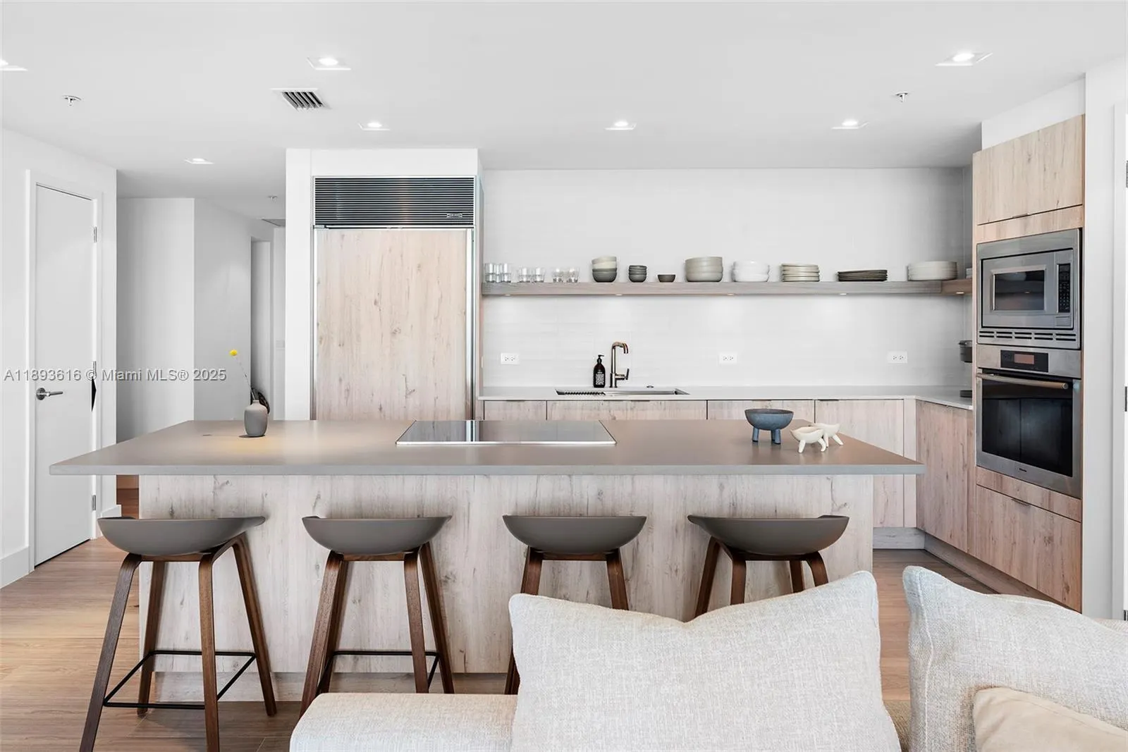 6899 Collins Ave, #2601