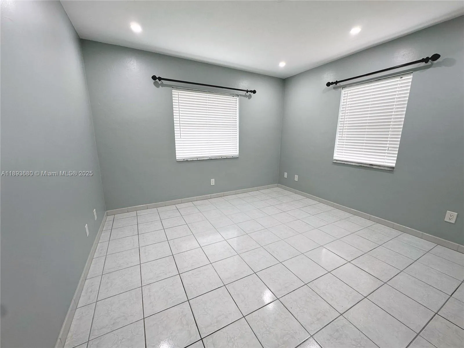 590 SW 36th Ave