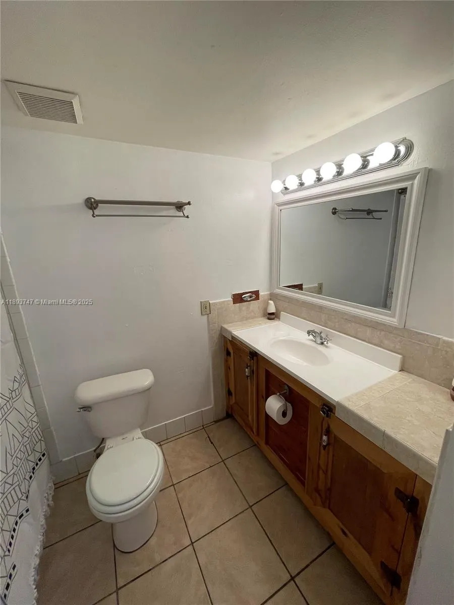 1801 S Treasure Dr, #323