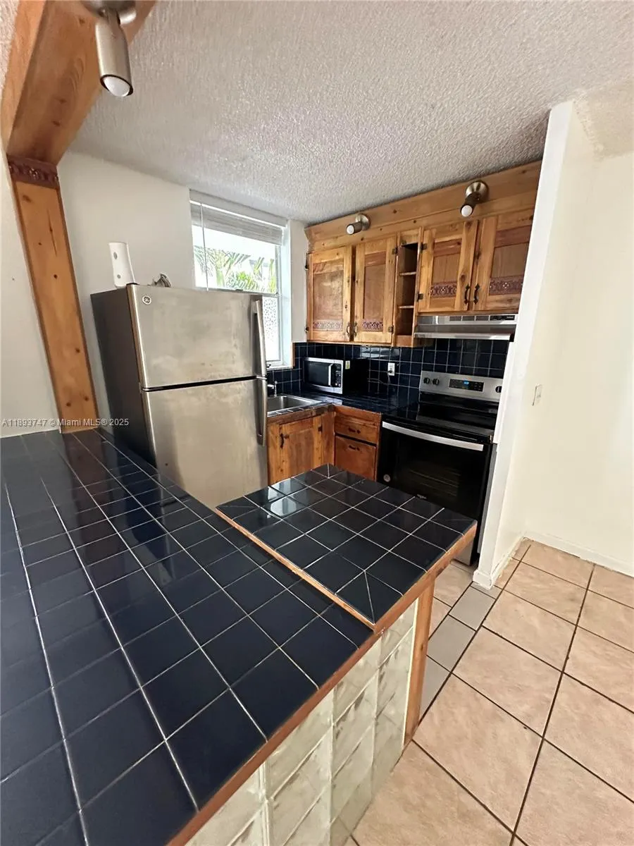1801 S Treasure Dr, #323