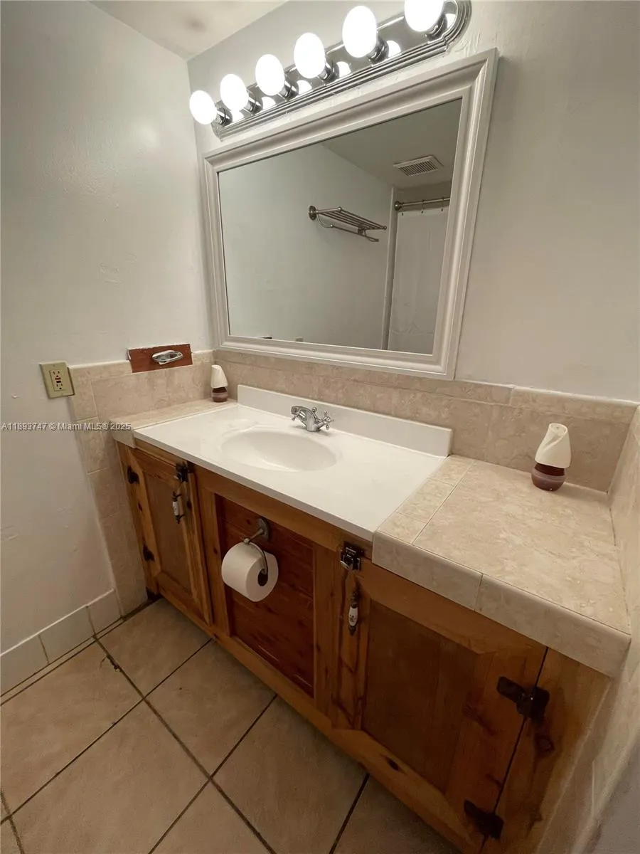 1801 S Treasure Dr, #323