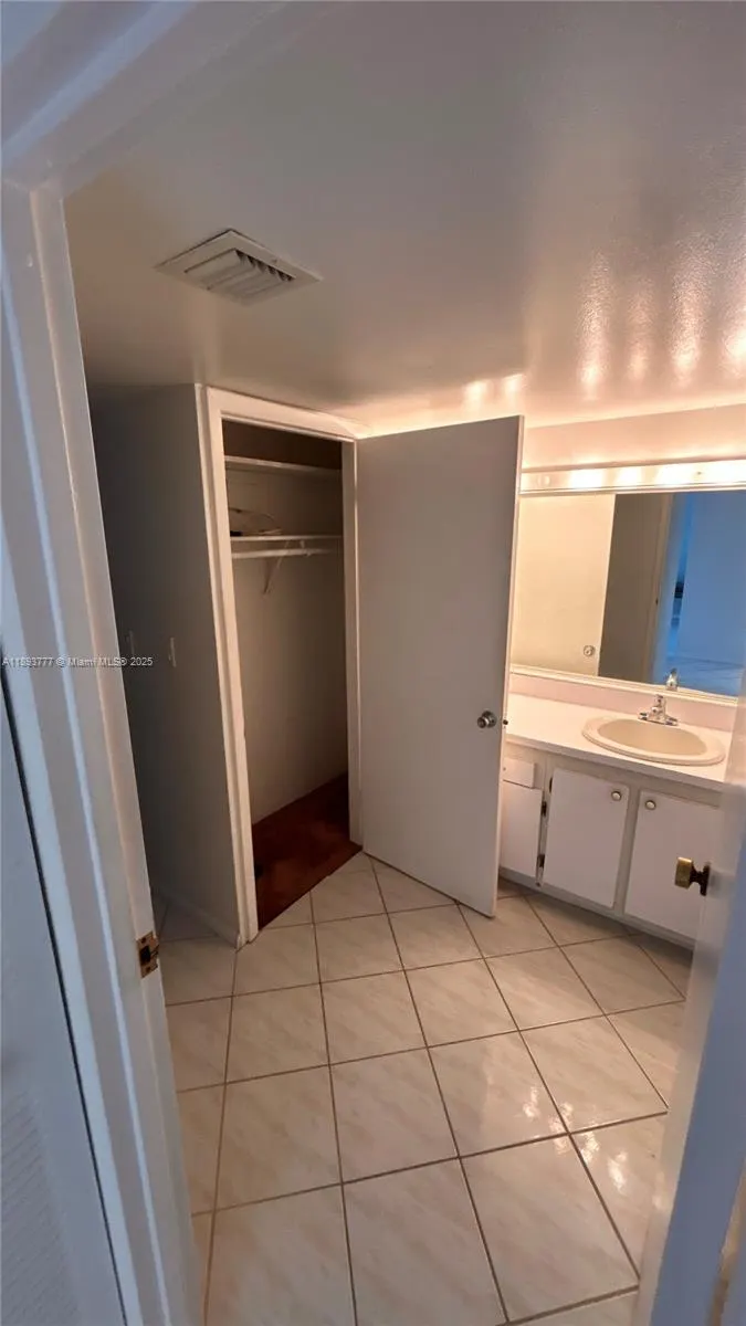 100 Bayview Dr, #1030