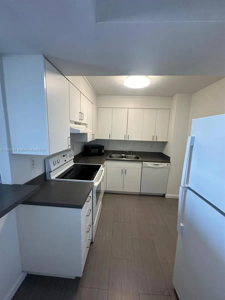1800 Collins Ave, #15B