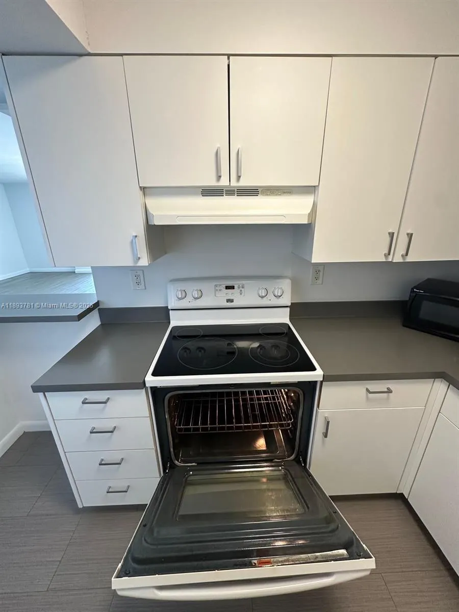 1800 Collins Ave, #15B
