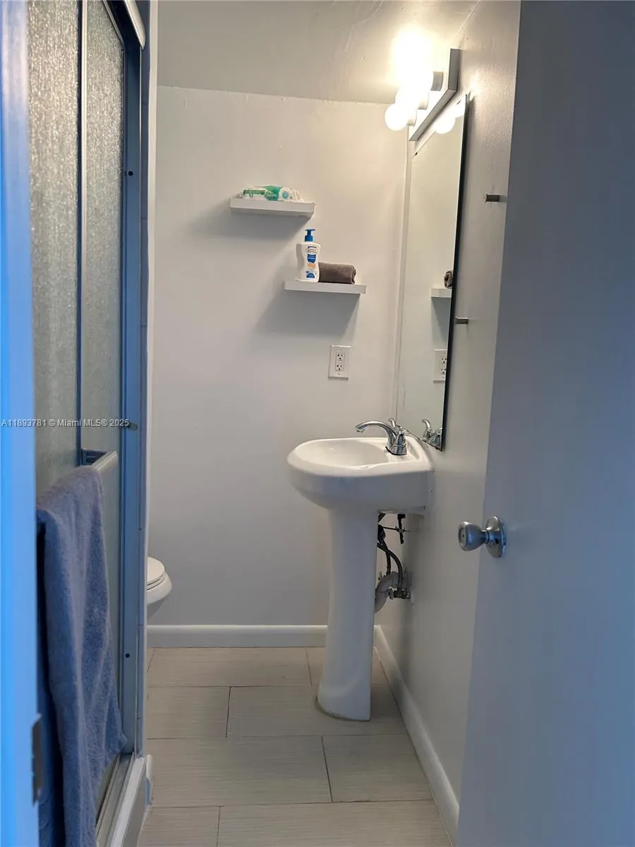 1800 Collins Ave, #15B