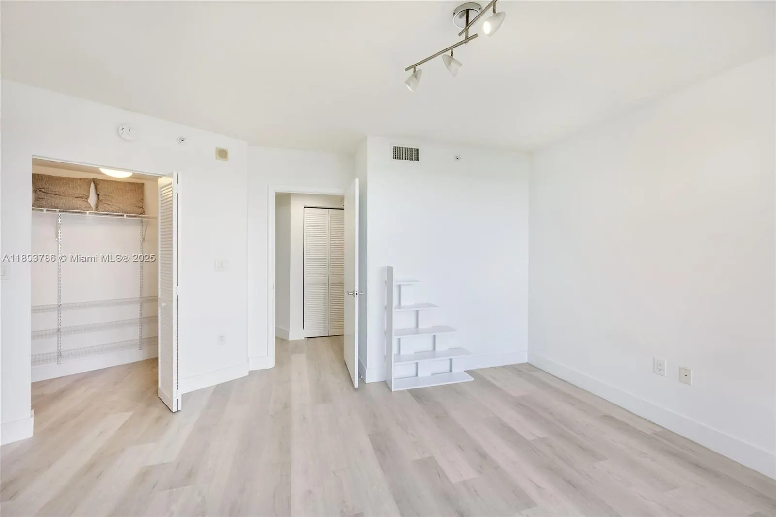 19501 W Country Club Dr, #1111