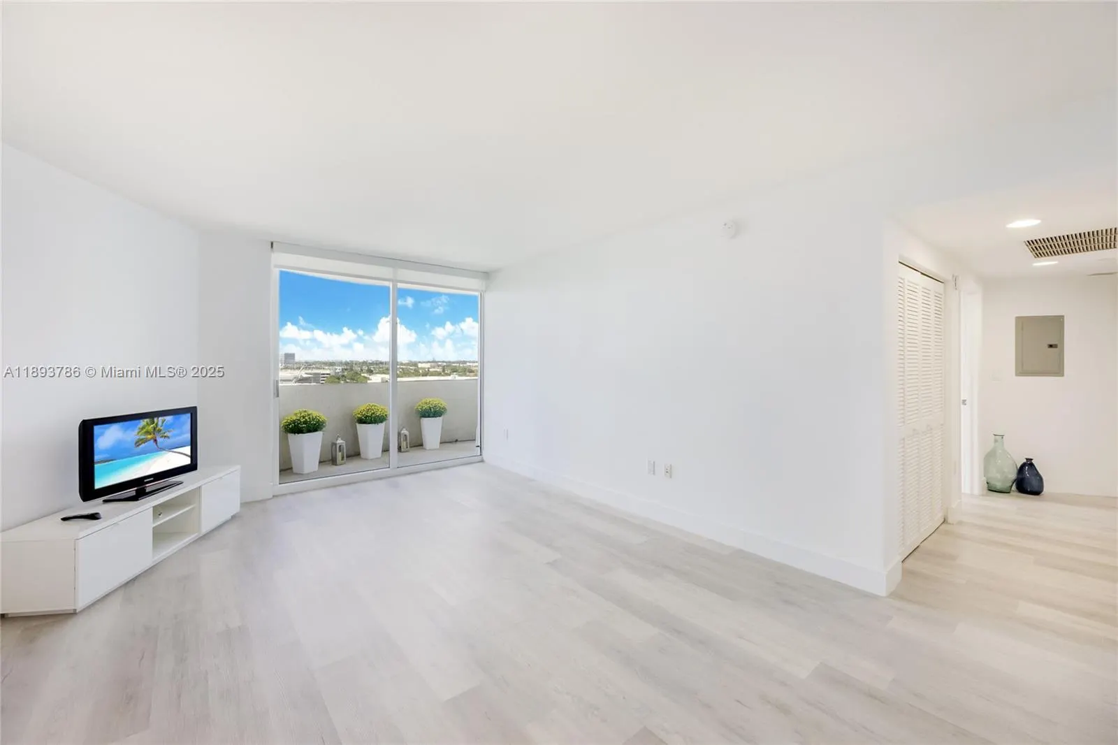 19501 W Country Club Dr, #1111